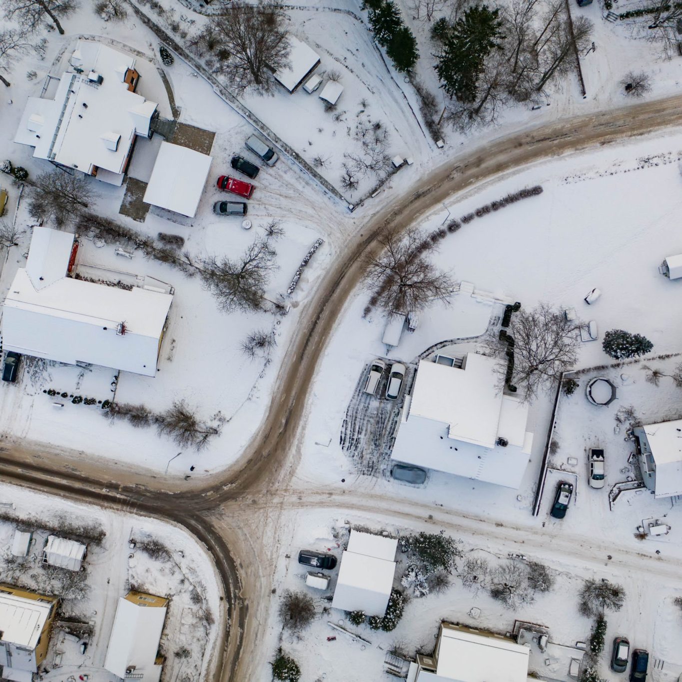 Drone,Angle,View,Of,Snowy,Suburban,Streets,And,Houses,In